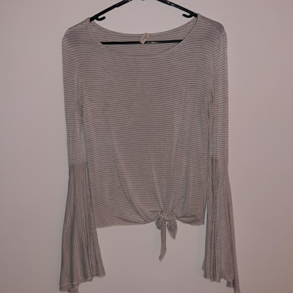 Long bell bottom sleeve